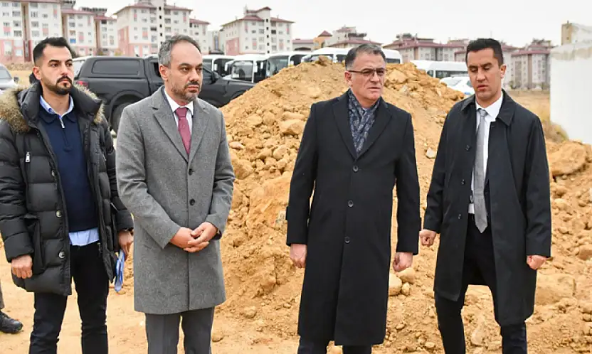 Vali Balcı, yapımı süren 12 derslikli anaokulunda incelemelerde bulundu