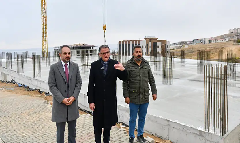 Vali Balcı, yapımı süren diş hastanesinde incelemelerde bulundu