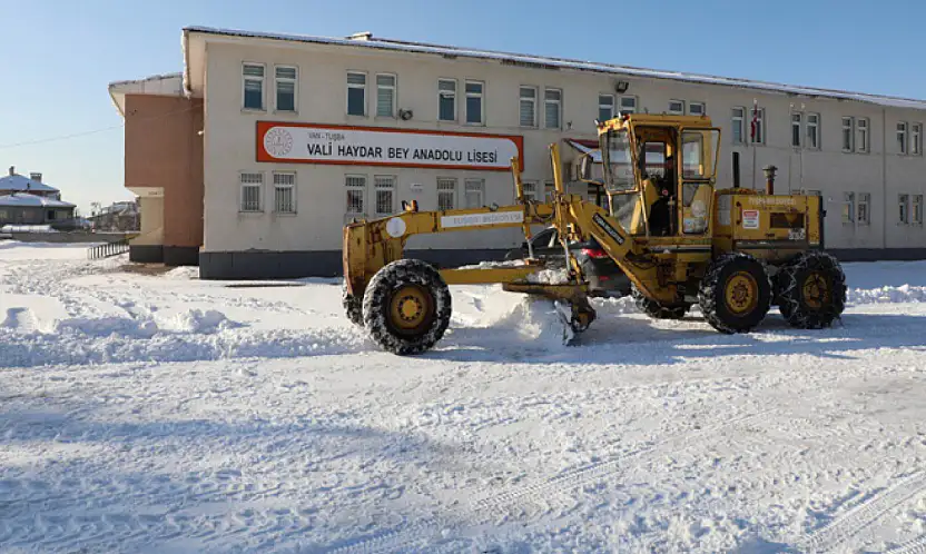 Vali Haydar Bey Lisesi çevresinde kar temizliği yapıldı