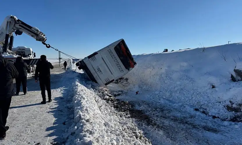 Van'a gelen yolcu otobüsü devrildi: 6 yaralı