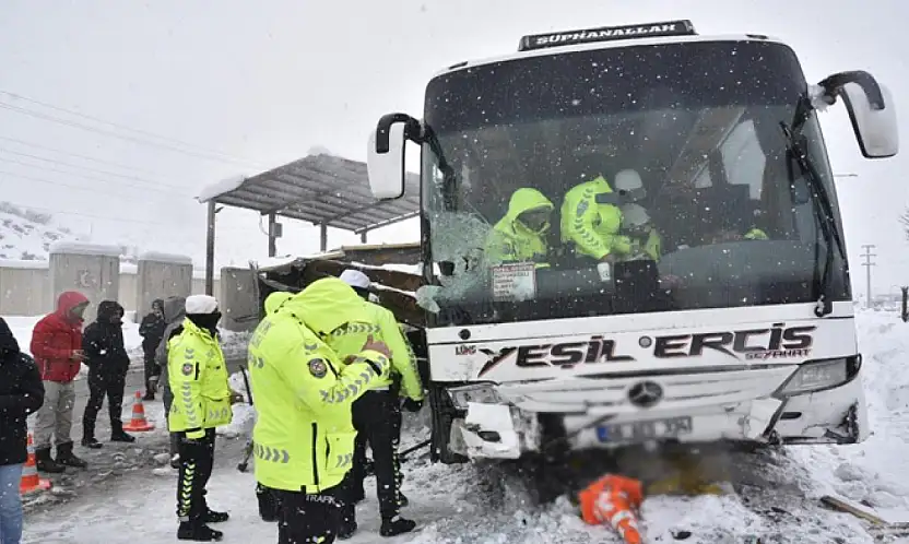 Van'a gelen yolcu otobüsü kaza yaptı