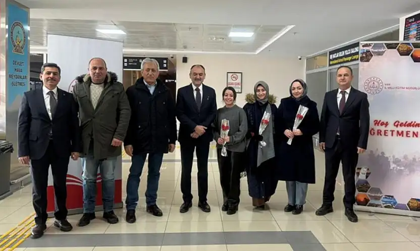 Van'a yeni atanan öğretmenler güllerle karşılandı
