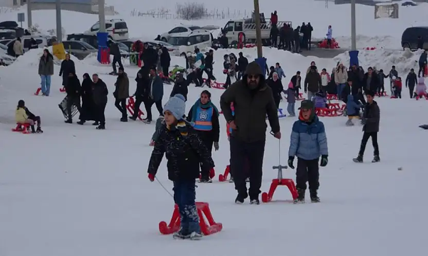 Van Abalı Kayak Merkezi çocuklarla şenlendi