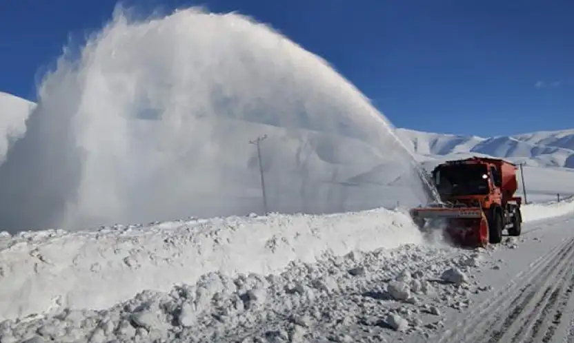 Van-Bahçesaray yolu kar altında kaldı