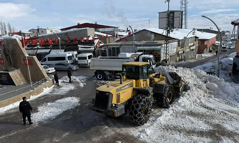 Van Başkale'de karla mücadele çalışması