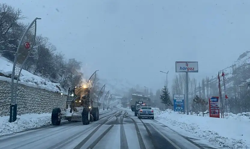 Van-Çatak yolu trafiğe kapatıldı