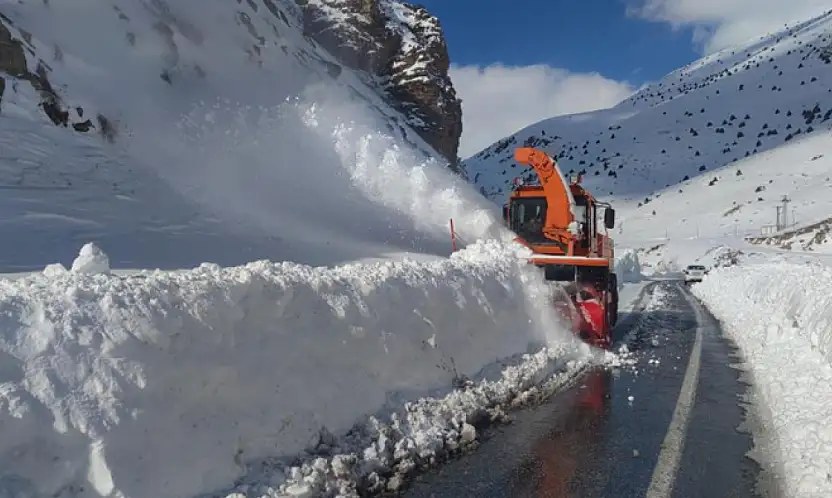 Van-Çatak yoluna düşen çığ temizleniyor