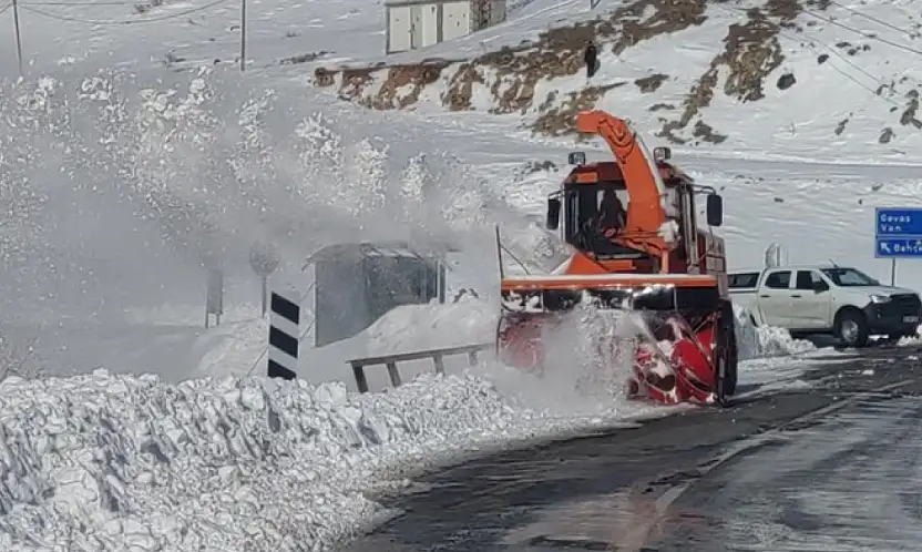 Van-Çatak yolunda 5. gün: Geçişler sadece acil ve öncelikli araçlara açık