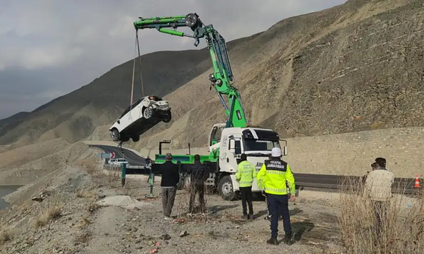 Van'da 3 gence mezar olan otomobil, sudan çıkarıldı