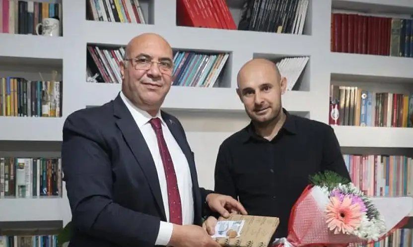 Van'da bıçaklı saldırıda yaralanan öğretmene moral ziyareti