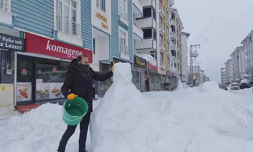 Van'da boş kalan esnaf kardan adam yaptı