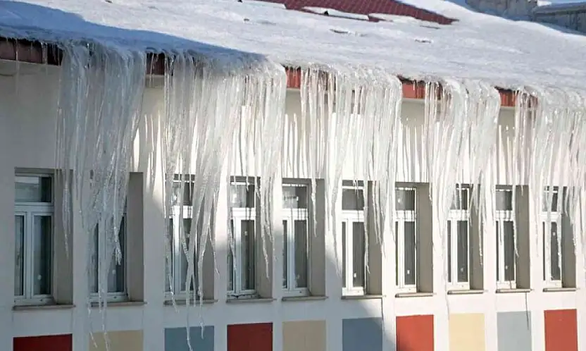 Van'da buz sarkıtları tehlike saçıyor