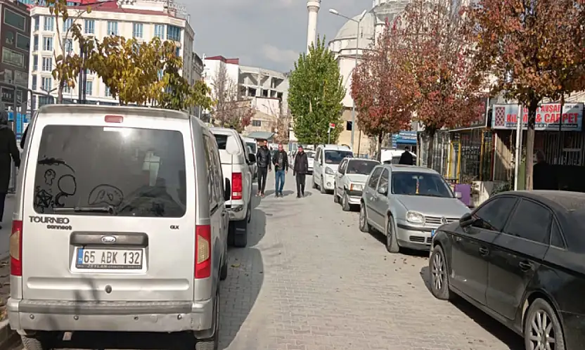 Van'da cadde kenarlarına park eden araç sürücüleri tepki çekiyor