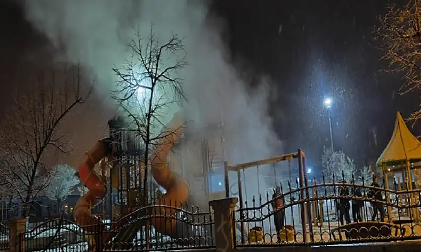 Van'da çocuk parkını yaktılar