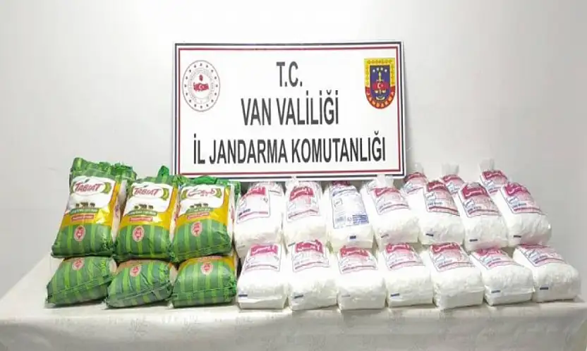 Van'da çok sayıda kaçak eşya ve gıda ele geçirildi