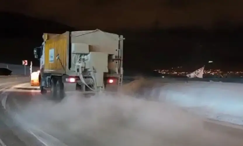 Van'da gece boyu kar mesaisi: Ana arterler tuzlandı