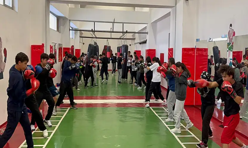 Van'da genç boksörler ringlere hazırlanıyor