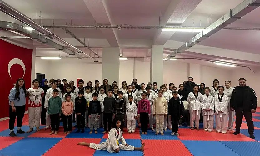 Van'da genç tekvandocular üst kuşağa yükseldi