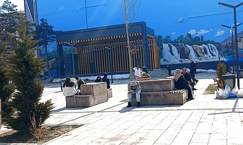 Van'da güneşli hava yüzleri güldürdü