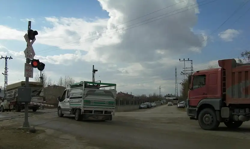 Van'da hemzemin geçitte ışık arızası trafiği kilitledi