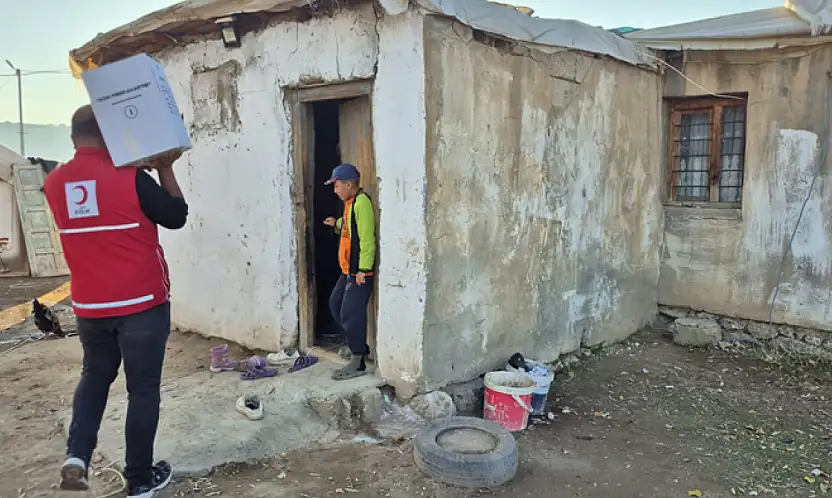 Van'da ihtiyaç sahibi ailelere gıda desteği