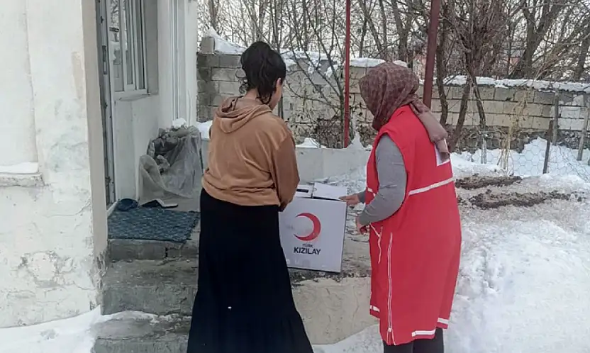 Van'da ihtiyaç sahibi ailelere gıda desteği sürüyor