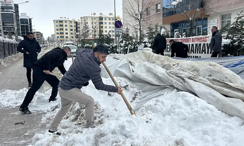 Van'da işten çıkarılan işçilerin eylem çadırı kar yağışı nedeniyle çöktü
