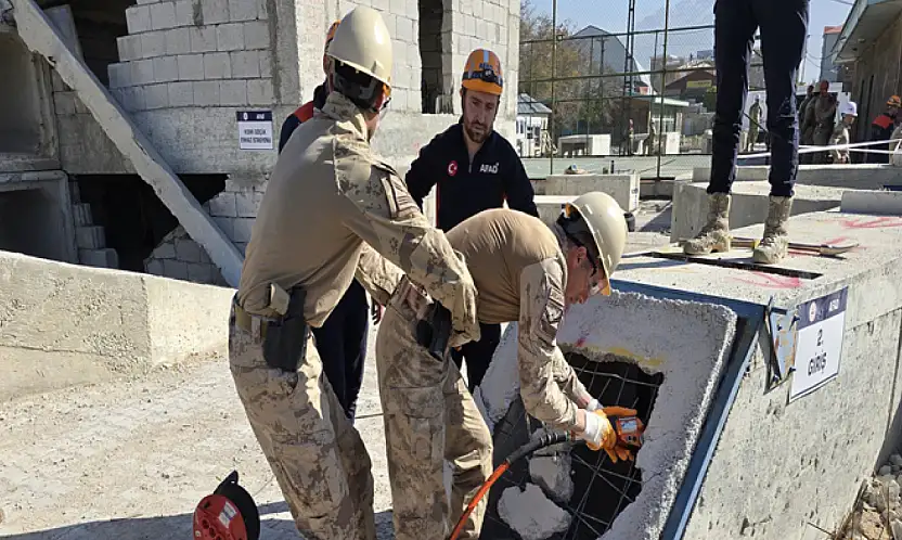 Van'da jandarma komandolarına enkazda arama kurtarma eğitimi