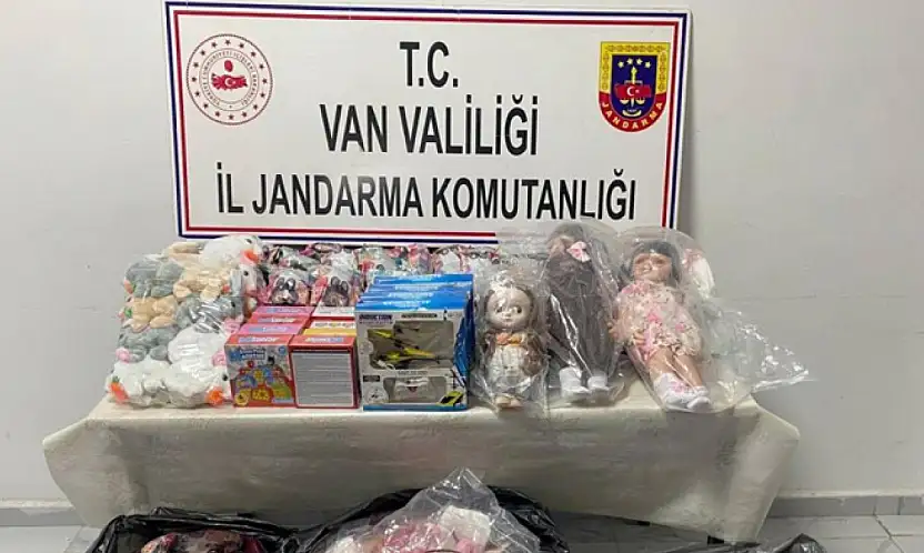 Van'da kaçak eşya ve gıda maddesi ele geçirildi