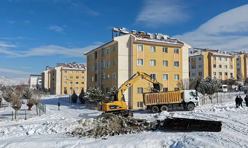 Van'da kaçak yapıların yıkımı sürüyor