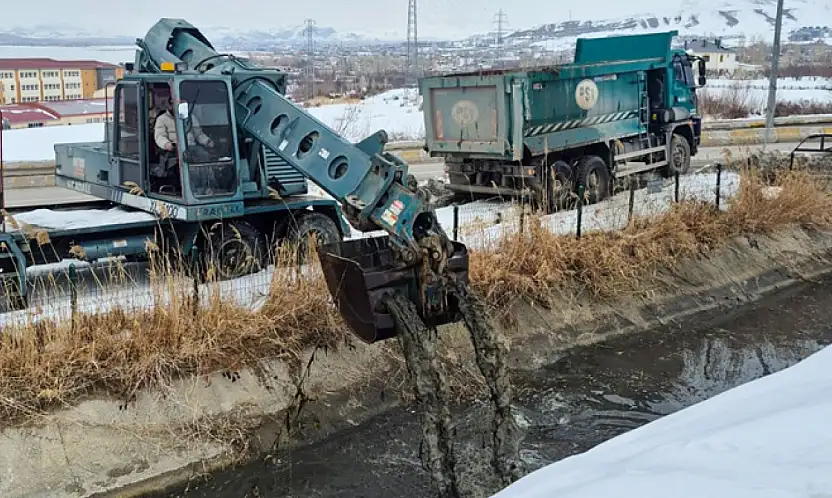 Van'da kanallarda biriken rusubat temizleniyor