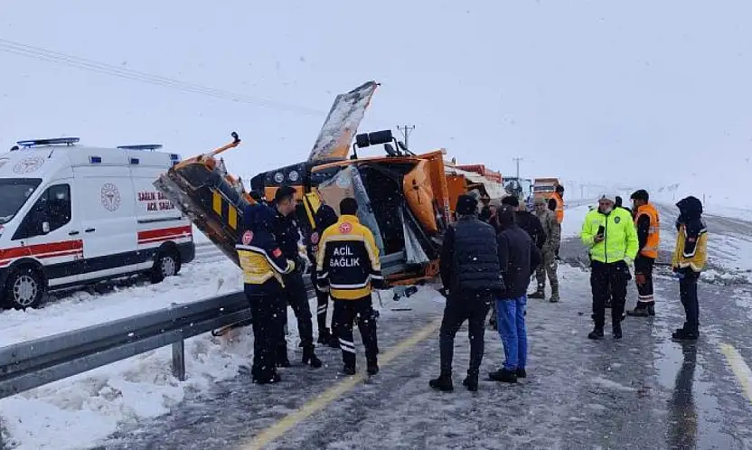 Van'da Karayollarına ait iş makinesi kaza yaptı: 1 ölü, 1 ağır yaralı