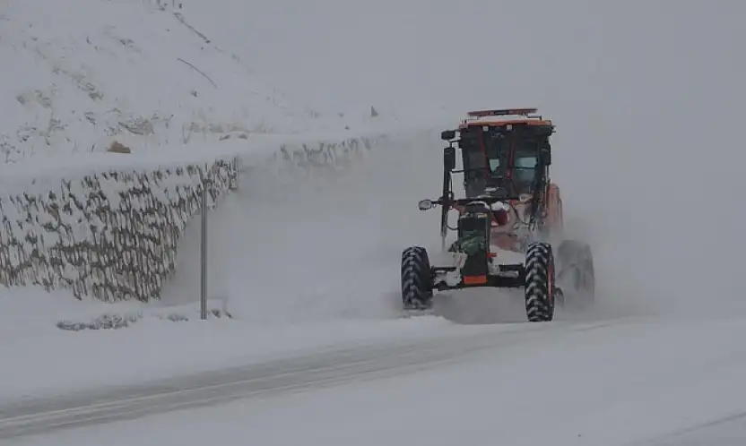 Van'da kardan dolayı kapanan 287 yoldan 89'u açıldı