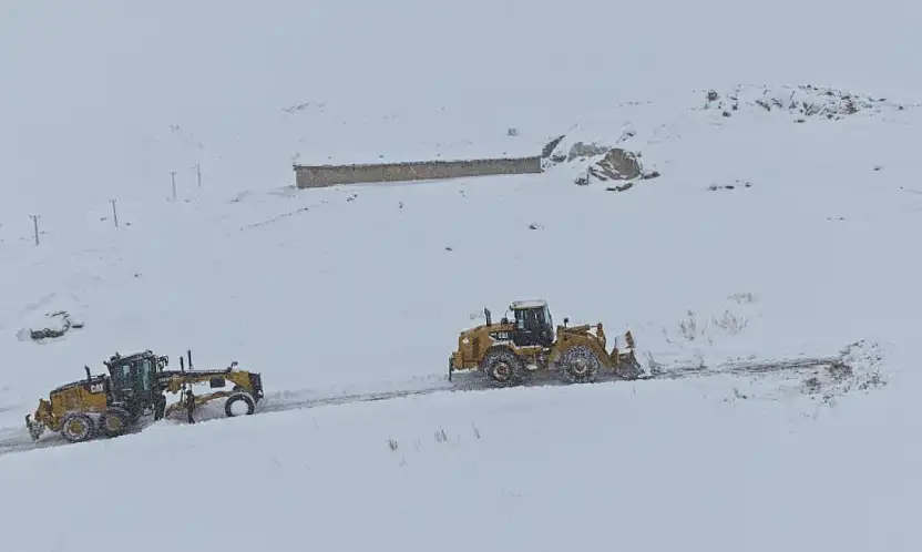 Van'da kardan dolayı kapanan 569 yolun 506'sı açıldı