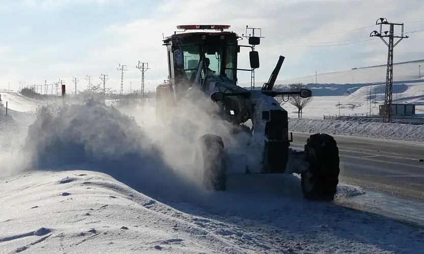 Van'da kardan dolayı kapanan 625 yoldan 408'i açıldı