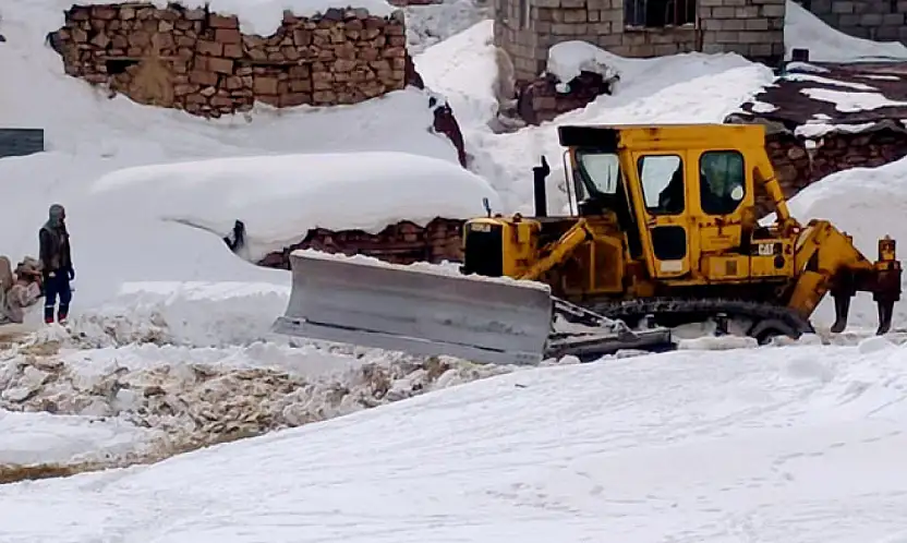 Van'da karla mücadele aralıksız sürüyor