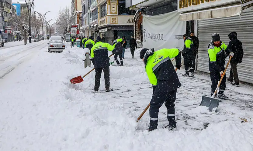 Van'da karla mücadele çalışmaları sürüyor