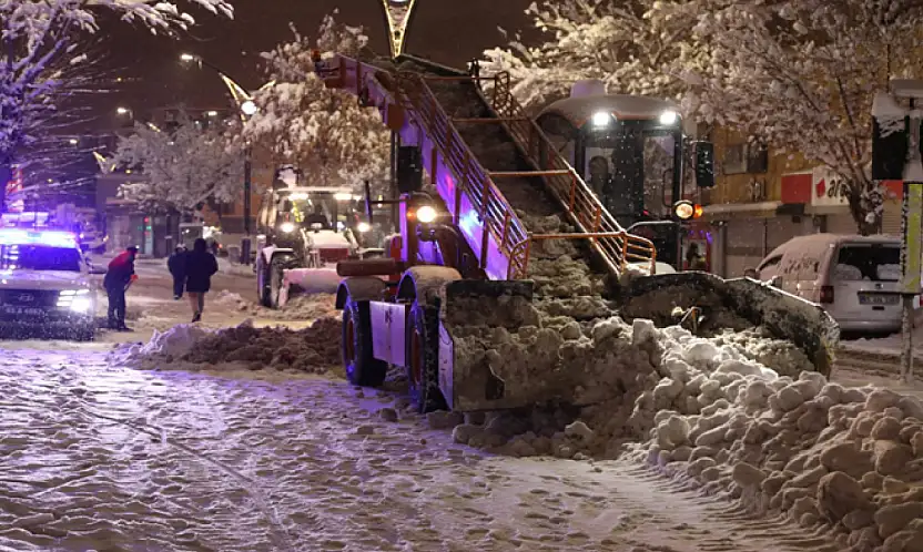 Van'da karla mücadele seferberliği: 240 araç ve 600 personel sahada