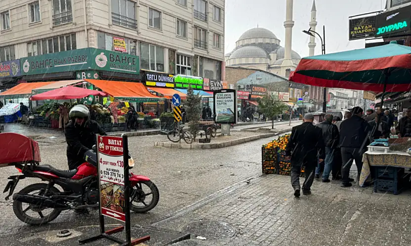 Van'da kısa süreli dolu yağışı