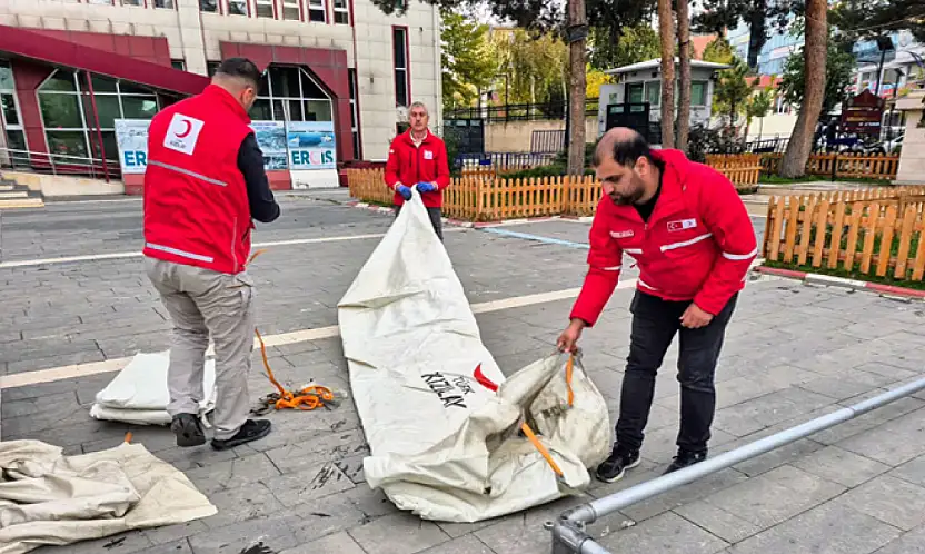Van'da Kızılay gönüllülerine çadır kurma eğitimi