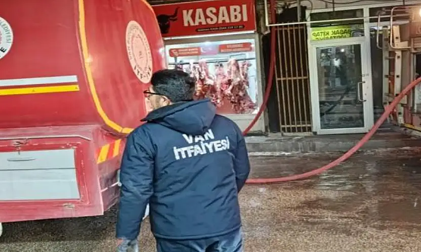 Van'da korkutan yangın: 5 iş yeri zarar gördü