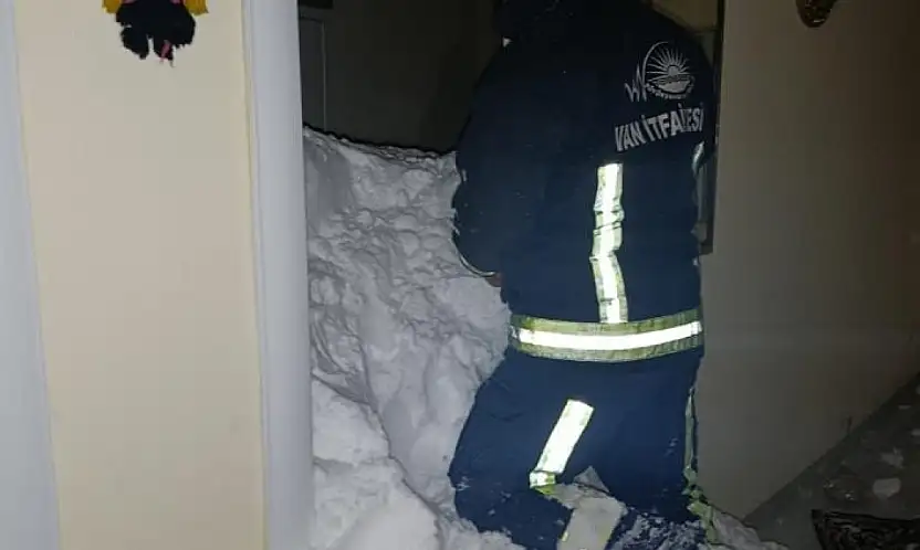 Van'da mahalleye çığ düştü: 1 kişi kayıp, 22 ev boşaltıldı