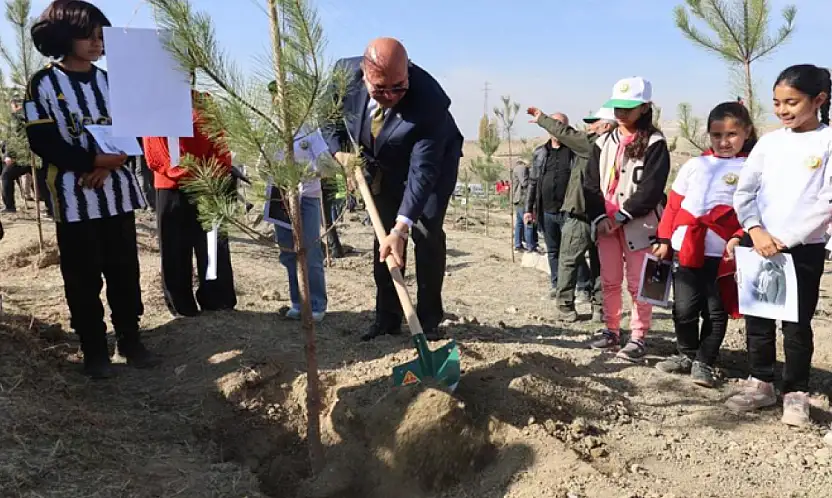 Van'da öğrenciler Yeşil Vatan için fidan dikti