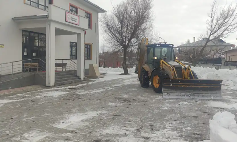 Van'da okul bahçelerinde kar temizliği yapıldı
