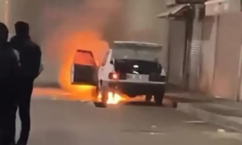 Van'da park halindeki otomobil alev alev yandı