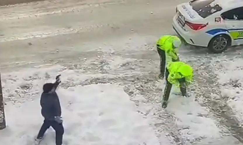 Van'da polis ve çocukların yürekleri ısıtan görüntüsü