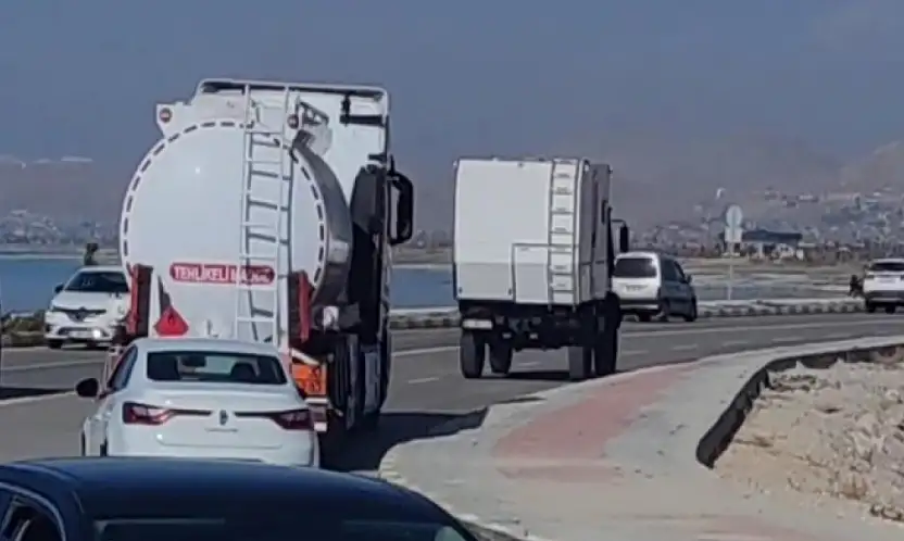 Van'da sahil yolu çökme tehlikesiyle karşı karşıya