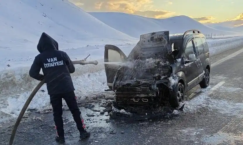 Van'da seyir halindeki kamyonet yandı