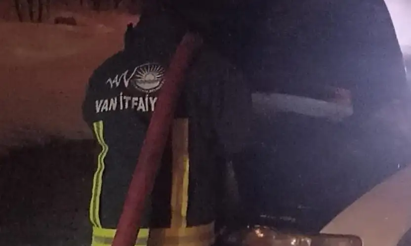Van'da seyir halindeki otomobil alev aldı
