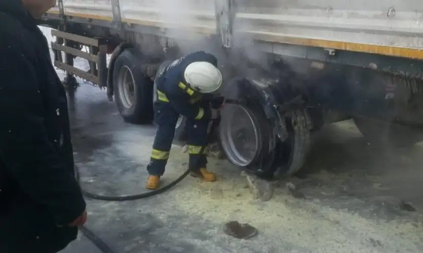 Van'da seyir halindeki tırın lastikleri yandı
